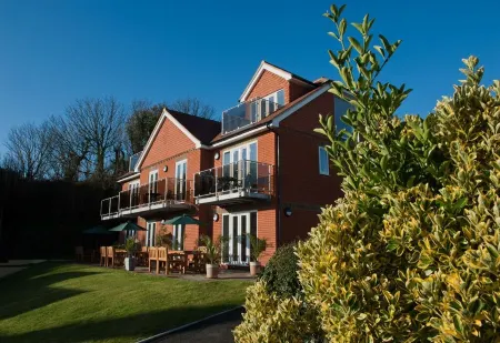 Location-Location-Location! - Spacious 2 Bed Apt with Sea & Country Views