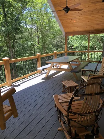 Spectacular couples retreat, private wooded location, pet friendly, WiFi