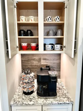 Serene Lakehouse - Private Beach, Kayaks, Pickleball, various games, and near TC