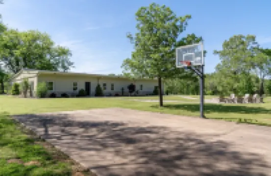 Multi-family Lodge with 8 acre lake and plenty of space, 12 mins to Fort Smith
