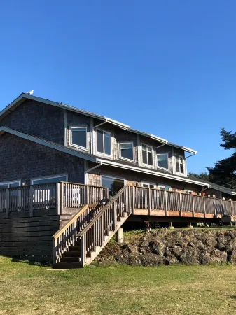 Beach House Getaway - Amazing Location! 3-min Walk to the Beach!