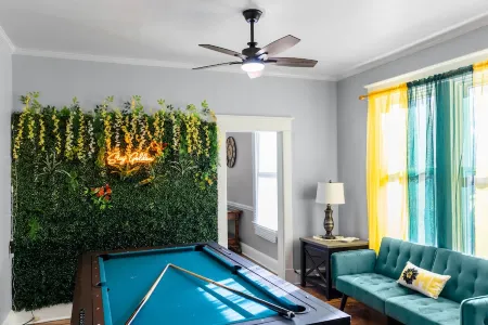 Spacious 5-bedroom Pineapple House in wonderful Pikesville/10PPL/Pets/ WiFi