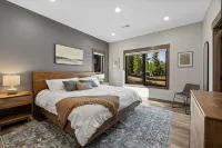 Spacious 6-bedroom house in Powder House with Theater Room, Hot Tub, Paved Roads