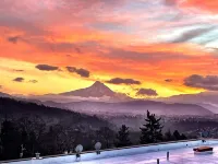 The Mountain View Penthouse in the Heart of Downtown White Salmon, Loft 18