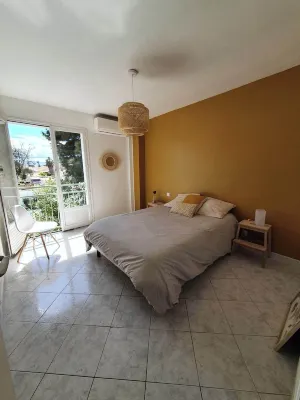 Large pleasant house with a flowery garden and a swimmingpool Le Bleu 'N' Blue附近的飯店