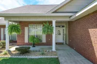 Beautifully decorated residential home just 3 miles to Ft. Rucker Army Base