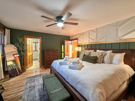 Sunday River House~HTub~Firepit~Wood Stove~Gondola~Move Rm~Amazing Views~Dogs Ok