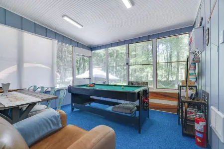 Walk to Lake & Pool! Hot Tub, Air Hockey, Pool Table, Boat Rental, BBQ, Fire Pit