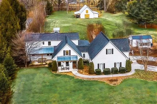 Riverfront Farmhouse. Walking distance to awesome!