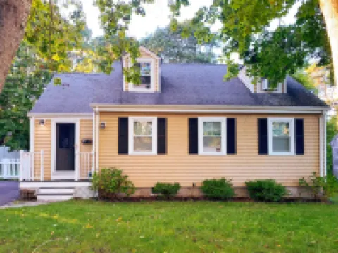 Spacious 4 BR Retreat near Water Wizz, Pond & Beaches - Perfect Family Getaway!