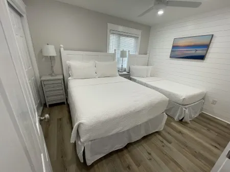 Ramsgate Harbour 21- Beach Front, Best Views, No Crowds, Beach Service included!