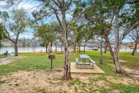 Hot Tub, Park, Lake Access Prime Location!! Hotels in Granbury