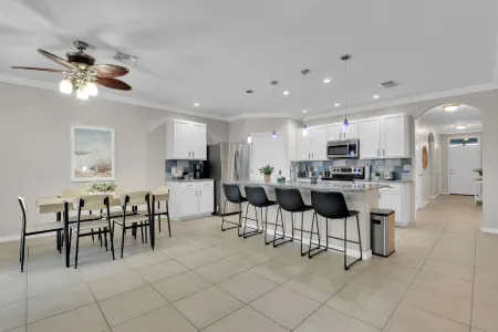 3 Miles to beach with Heated Southern Exposure Pool, Family Games & Dog friendly