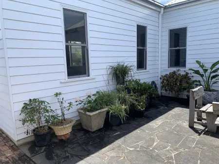 lily cottage . . . Bank street, in  the heart of town,  wifi