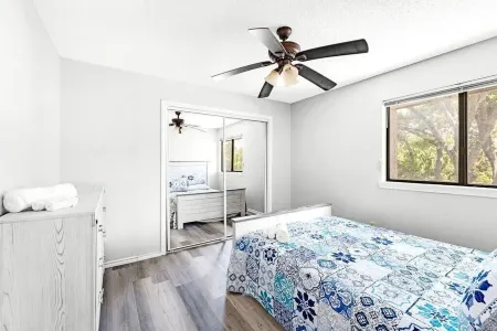 Remodeled 4BR w/pool table, Pingpong, Air Hockey Отели в г. Кэрролтон