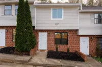 Hobbiton Charm 2 BR Townhouse with LOTR inspired theme. Hotels in Oakwood