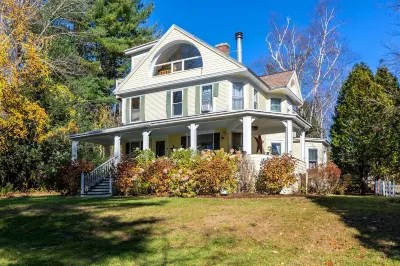 Gorgeous Mountain View in Manchester, Shopping, Dining, Spa. 5 min walk to town. Hotels near Dutton Farm Stand