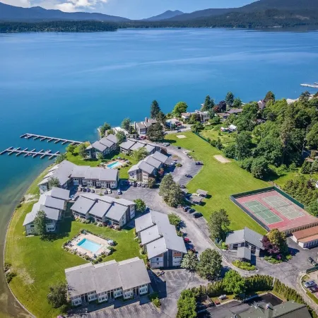 5Br/3BA Waterfront Escape-Walkable to Downtown Sandpoint & Minutes to Schweitzer