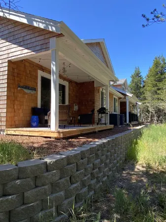 Short walk to BEACH - 3 bedrooms w/TVs- SLEEPS 6 - Dogs OK!