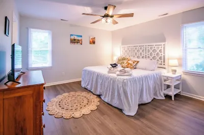 Remodeled Beach House 1 block from beach. 4min walk. Sleeps 8. Hotels near Public Beach Access(No Parking)