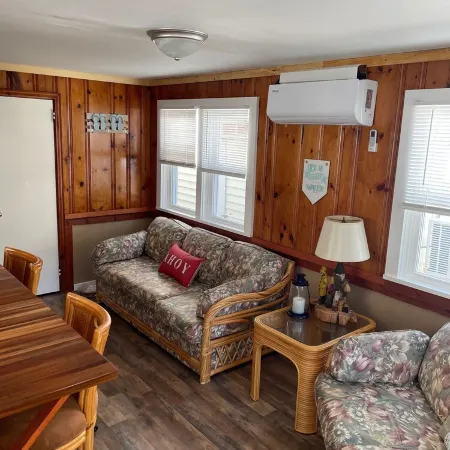 Cottage in the heart of Beach haven!