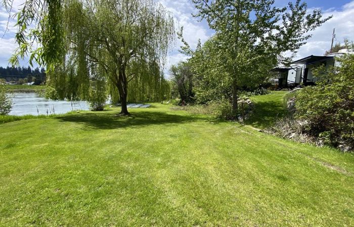2022 5th Wheel RV, 2BD, Sleeps 6, Kootenai River Views/Access, Picnic Table
