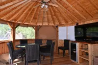 5 Bedroom, 6.5 Bath Luxury Home on 3+ Acres, 5 Min to Square Hotels in Sonoma County