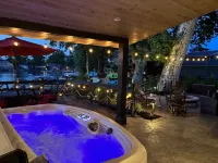 Slice of Heaven Lake Front Cottage with Hottub, Fire Pit, Kayaks & Dog Friendly! Hotels in Coventry Township