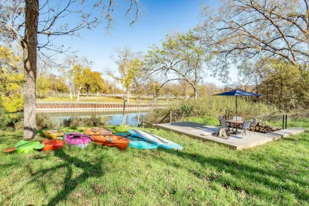 Family Fun on Guadalupe River w/ kayaks, grill and dock! Minutes from Downtown