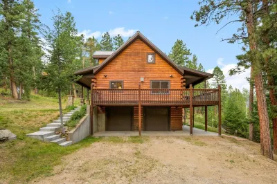 Beautiful, luxurious Evergreen cabin nestled in the mountains w/ great views! 큐피드 피크 주변 호텔