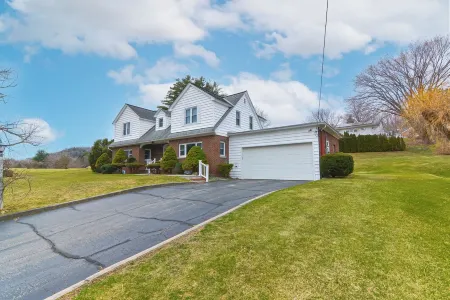 Golf House by Mt Greylock - Walkable Adventures! Отели в г. Адамс