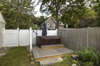 The Kings Cottage-Hot Tub! Pet Friendly! Fire pit, Outdoor Games, Close to Town