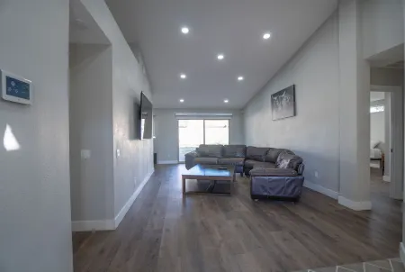 Minutes to Cardinal stadium . West Gate also minutes away for eating and fun.