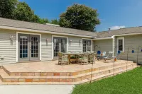 Charming Bay House, Located Off Ocean Dr, Porches & Large Gardens