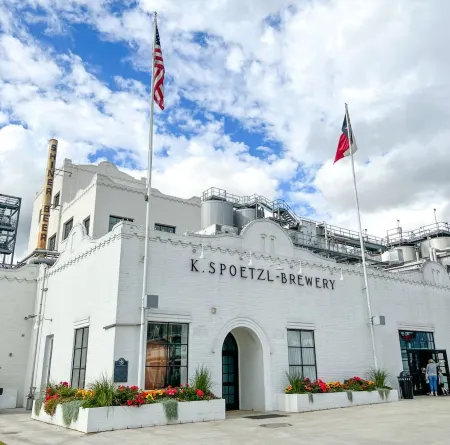 Sunset Over Shiner - Beautiful Country Views! 3 miles to brewery