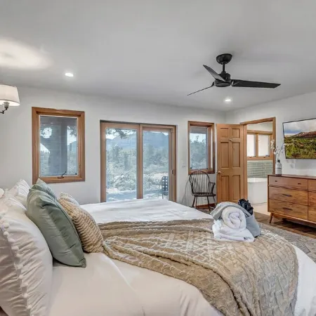 Hiker's Paradise with infinity pool and trail access from backyard
