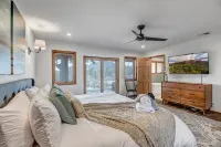 Hiker's Paradise with infinity pool and trail access from backyard