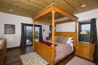 Timber Frame Home with Spectacular View of Chalk Cliffs and Canyon