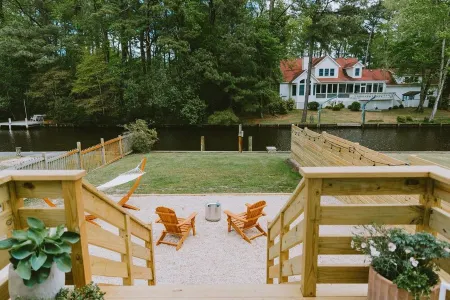 Canal Front, Modern Tiny House! Bikes. Fire Pit!
