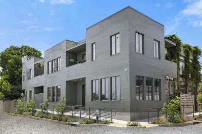 5BR City Loft - Atop Natural Wine Bar! Steps to Downtown & Magazine! Hotels in Lower Garden District