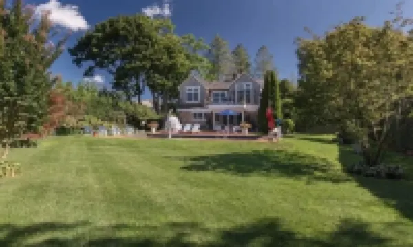 Walk to the Village! Charming modern farmhouse.