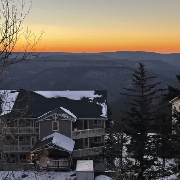 Newly Renovated 3BR/2BA Condo: Great Location with Stunning Mountain Views!