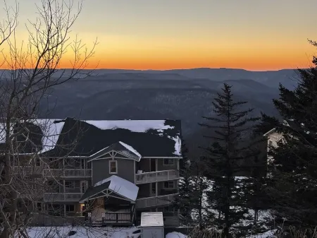 Newly Renovated 3BR/2BA Condo: Great Location with Stunning Mountain Views!