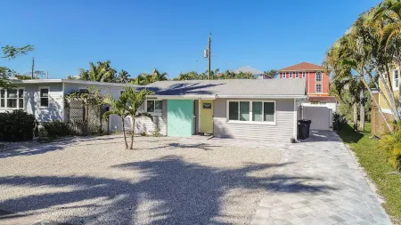 Beach Bungalow 2B/2B Private Pool/Spa, North End, Newly Renovated Отели рядом с достопримечательностью «Pink Shell Beach Resort & Marina»