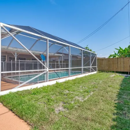 MODERN HOME WITH HEATED POOL! CLOSE TO SAWGRASS MILLS MALL! FLEXIBLE CHECK IN