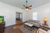 Charming 3-bedroom house with AC and WiFi in fabulous Luling