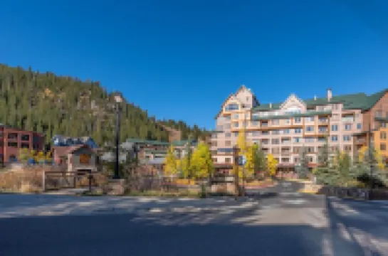 New Listing Ski-In/Ski-Out Zephyr 1 Bedroom Condo at the base of Winter Park