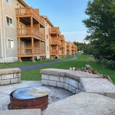 5 min walk to village and slopes! Peaceful 3 BR 2 Bath retreat