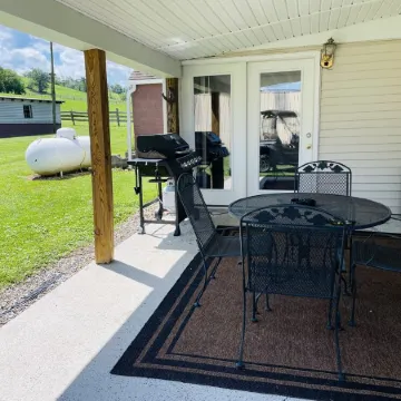 Chad’s place 4- Bedroom 2-BR home at Smoke Hole Wi-Fi -Pet Friendly- sleeps 8-10