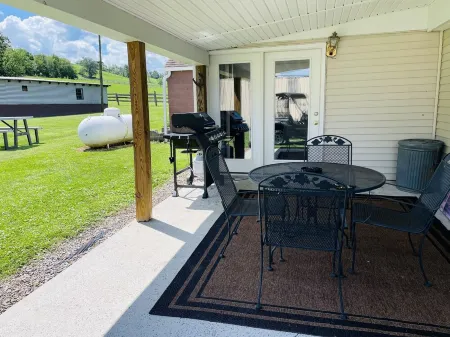 Chad’s place 4- Bedroom 2-BR home at Smoke Hole Wi-Fi -Pet Friendly- sleeps 8-10